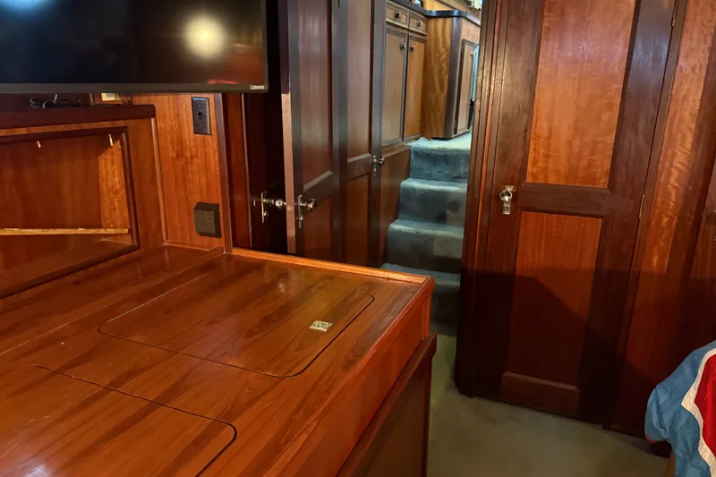 Slide: The Image of Hatteras 43 Double Cabin 1973 - 8