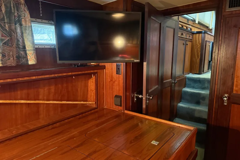 Slide: The Image of Hatteras 43 Double Cabin 1973 - 9