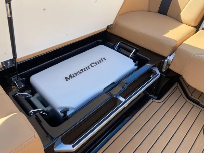 Slide: The Image of MasterCraft XT23 2025 - 20