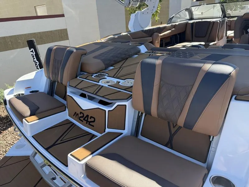 Slide: The Image of Malibu M242 2026 - 8