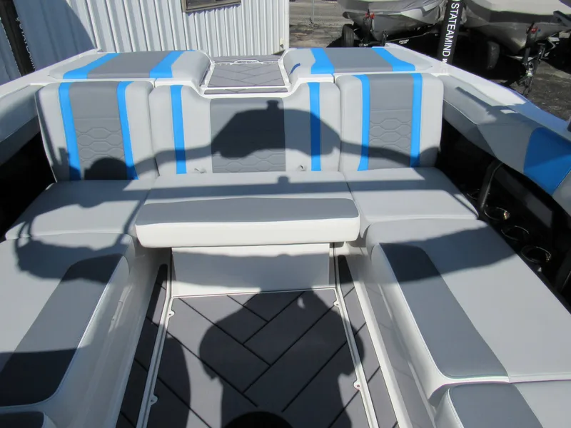 Slide: The Image of Malibu Wakesetter 23LSV 2026 - 12