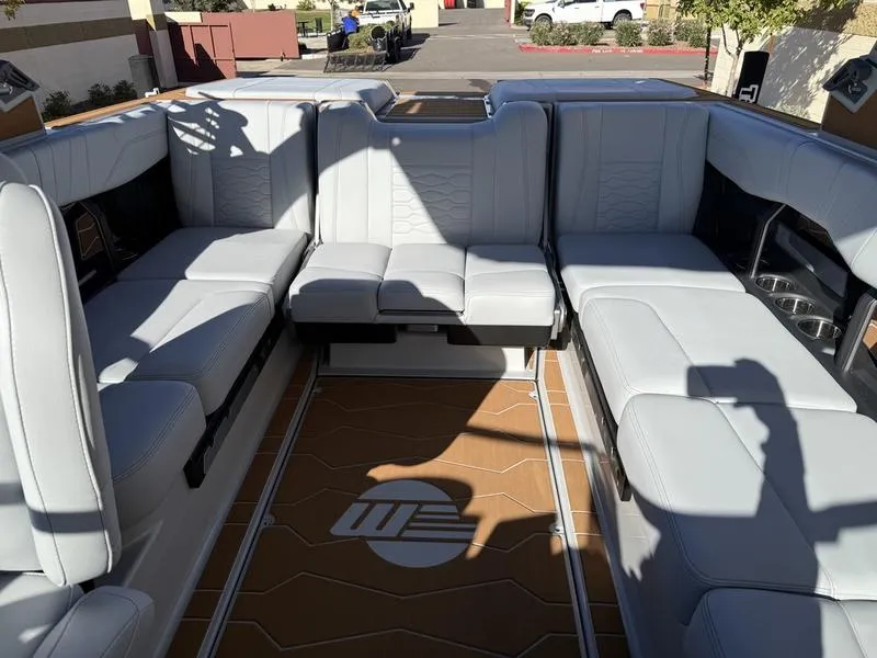 Slide: The Image of Malibu 23 MXZ 2026 - 18