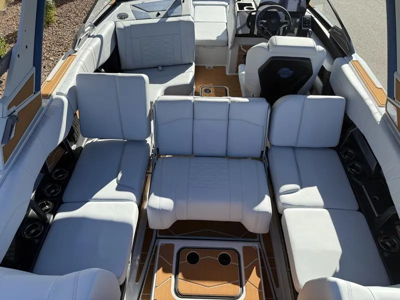Slide: The Image of Malibu 23 MXZ 2026 - 16