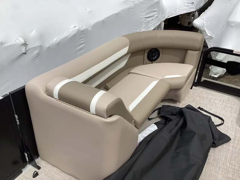 Slide: The Image of Premier 220 SUNSCAPE RL 2026 - 7