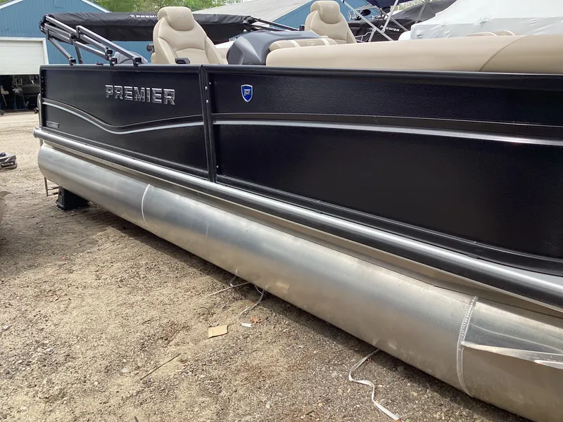 Slide: The Image of Premier 220 SUNSCAPE RL 2026 - 16