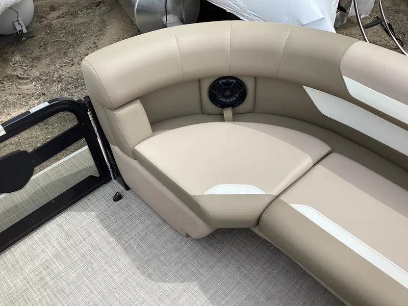 Slide: The Image of Premier 220 SUNSCAPE RL 2026 - 1