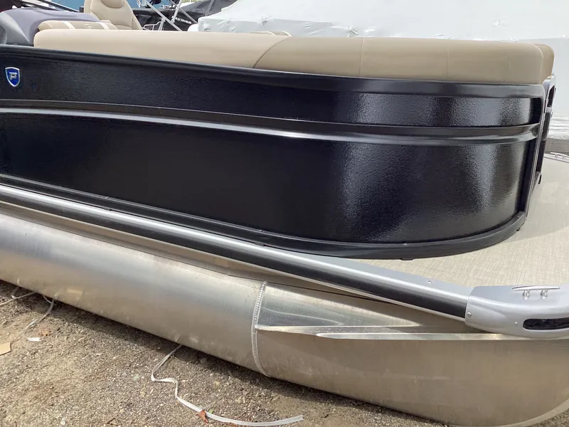 Slide: The Image of Premier 220 SUNSCAPE RL 2026 - 15