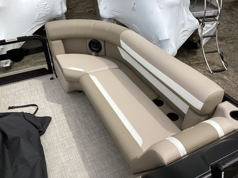 Slide: The Image of Premier 220 SUNSCAPE RL 2026 - 3