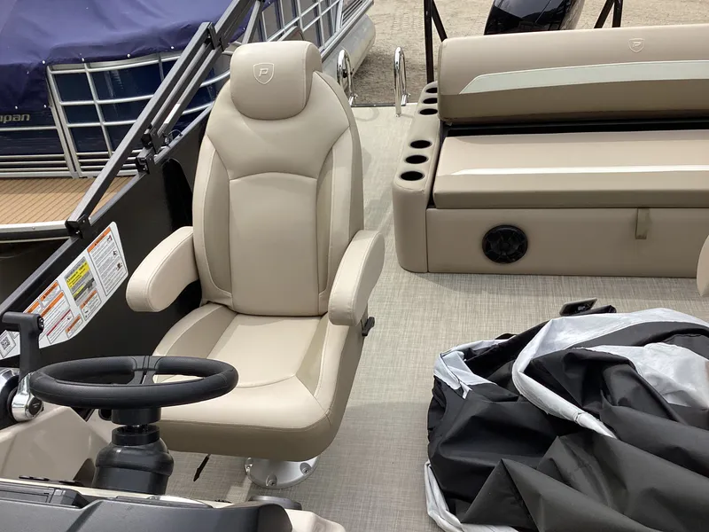 Slide: The Image of Premier 220 SUNSCAPE RL 2026 - 10