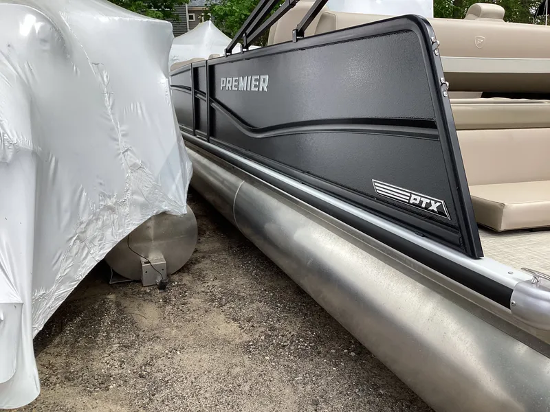 Slide: The Image of Premier 220 SUNSCAPE RL 2026 - 19