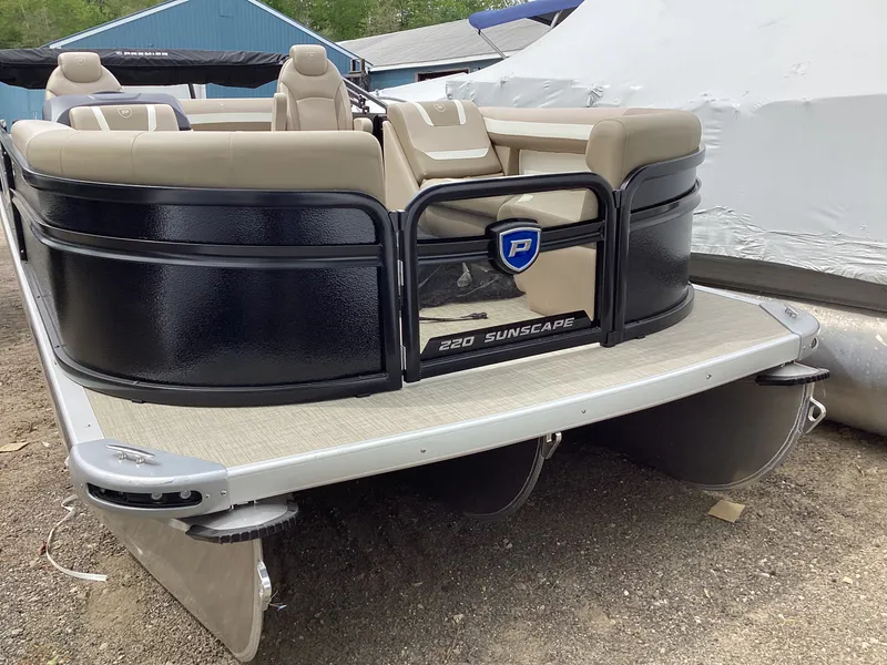 Slide: The Image of Premier 220 SUNSCAPE RL 2026 - 17