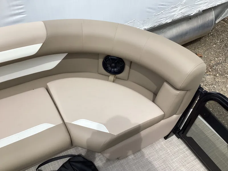 Slide: The Image of Premier 220 SUNSCAPE RL 2026 - 8