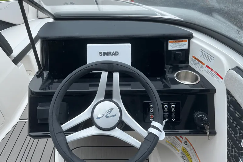 Slide: The Image of Sea Ray SPX 210 Outboard 2025 - 10