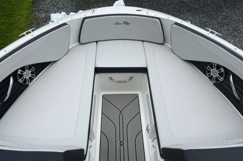 Slide: The Image of Sea Ray SPX 210 Outboard 2025 - 11