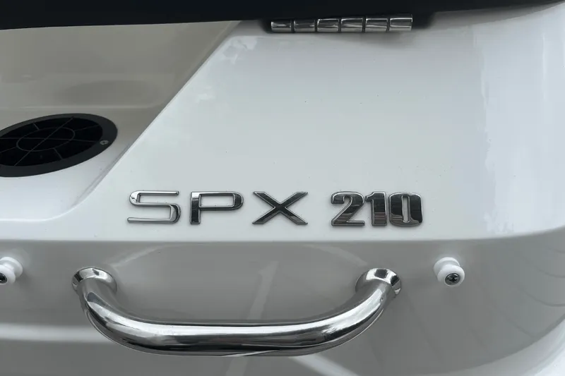 Slide: The Image of Sea Ray SPX 210 Outboard 2025 - 13
