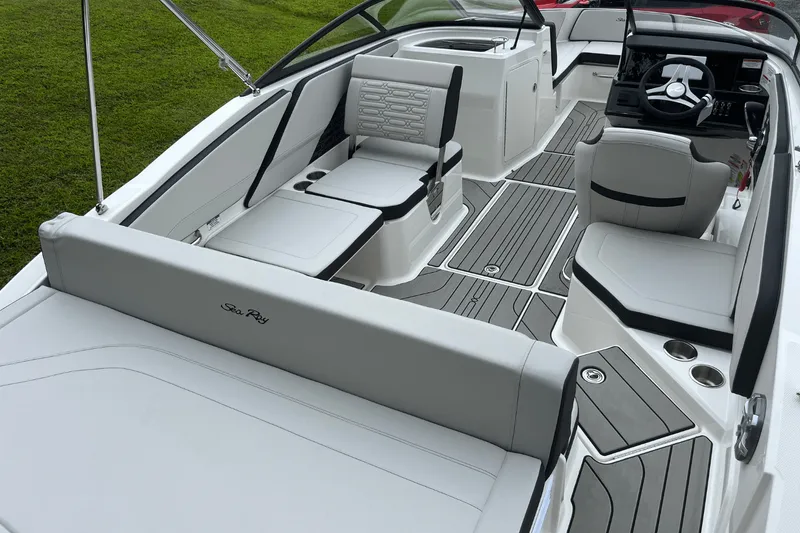 Slide: The Image of Sea Ray SPX 210 Outboard 2025 - 5