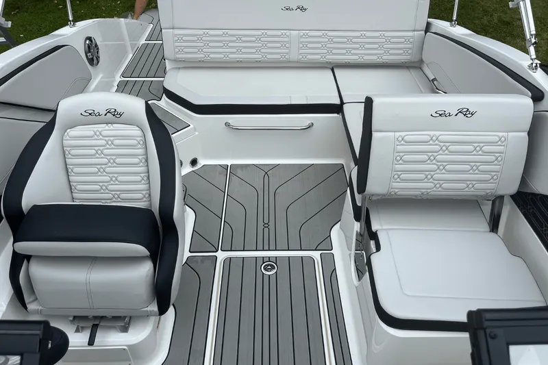 Slide: The Image of Sea Ray SPX 210 Outboard 2025 - 6