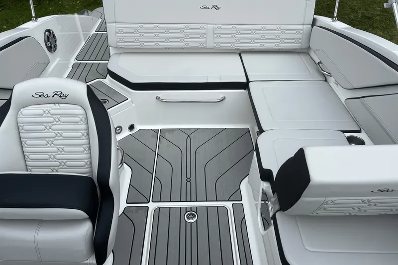 Slide: The Image of Sea Ray SPX 210 Outboard 2025 - 7