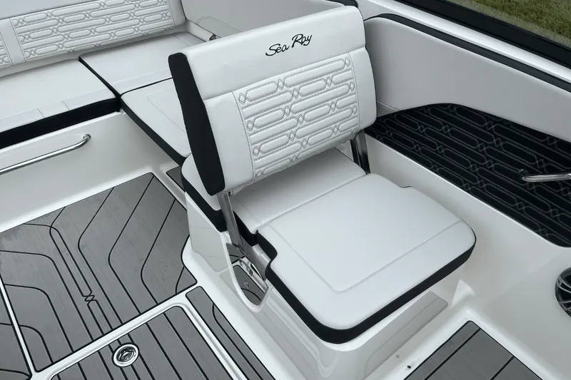 Slide: The Image of Sea Ray SPX 210 Outboard 2025 - 8