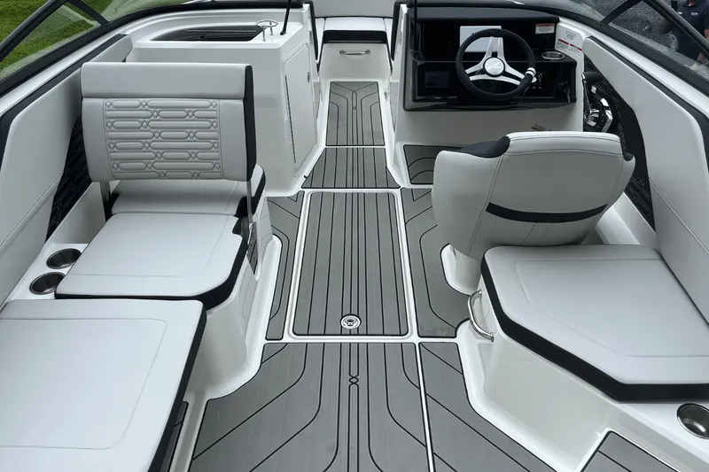 Slide: The Image of Sea Ray SPX 210 Outboard 2025 - 9