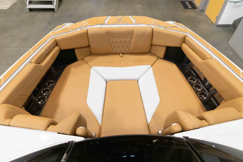 Slide: The Image of Malibu M230 2025 - 32