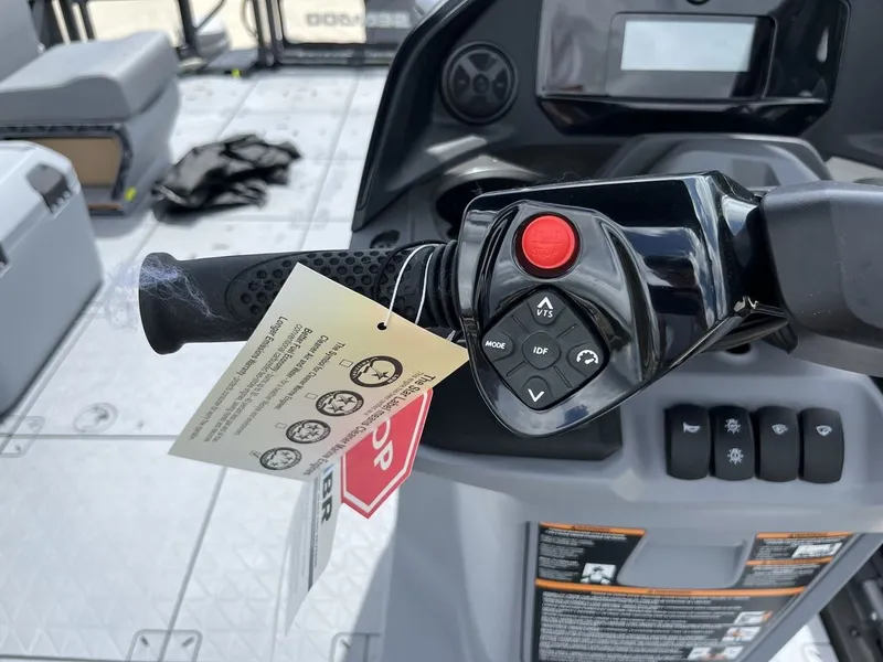 Slide: The Image of Sea-Doo Switch Fish 21 - 230 hp Galvanized 2025 - 9