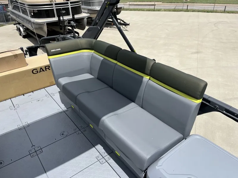 Slide: The Image of Sea-Doo Switch Fish 21 - 230 hp Galvanized 2025 - 11