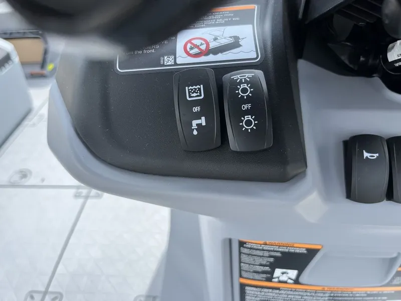 Slide: The Image of Sea-Doo Switch Fish 21 - 230 hp Galvanized 2025 - 8