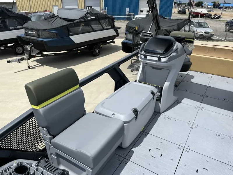 Slide: The Image of Sea-Doo Switch Fish 21 - 230 hp Galvanized 2025 - 13