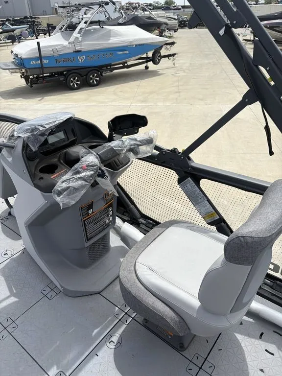 Slide: The Image of Sea-Doo Switch Sport 21 - 230 hp Painted 2025 - 8