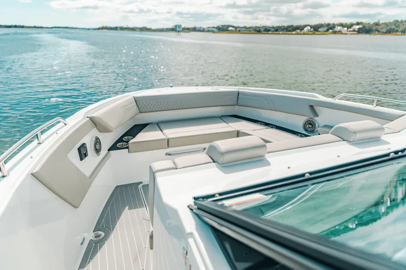 Slide: The Image of Cruisers 34 GLS Outboard 2025 - 18