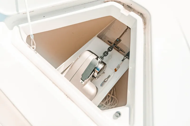 Slide: The Image of Cruisers 34 GLS Outboard 2025 - 21