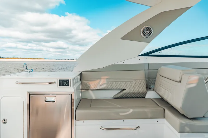 Slide: The Image of Cruisers 34 GLS Outboard 2025 - 33