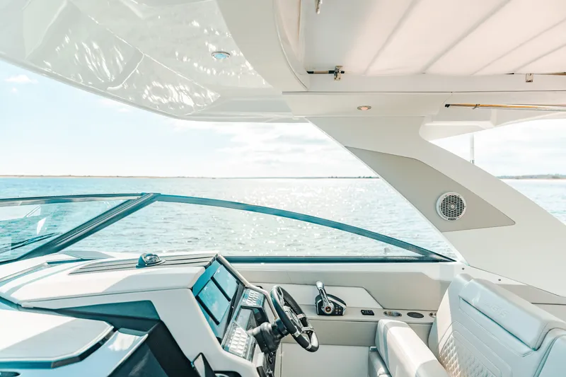 Slide: The Image of Cruisers 34 GLS Outboard 2025 - 43