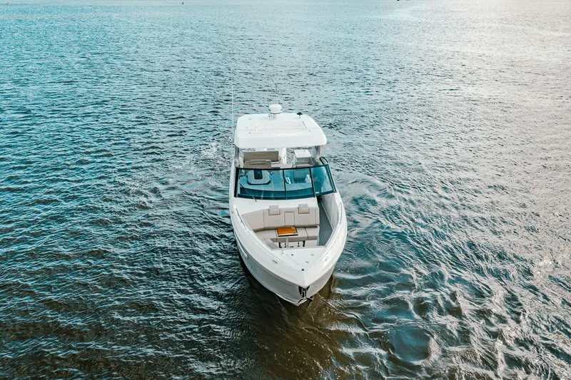 Slide: The Image of Cruisers 34 GLS Outboard 2025 - 6