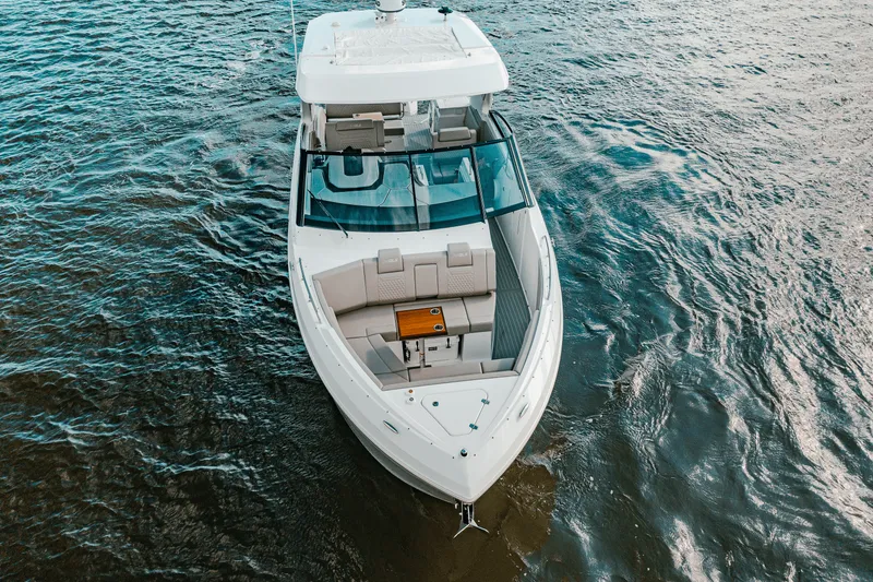 Slide: The Image of Cruisers 34 GLS Outboard 2025 - 7