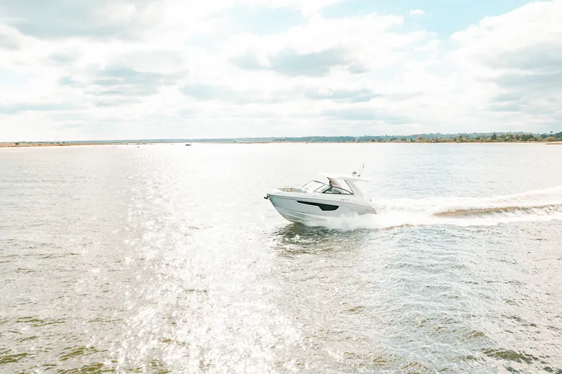 Slide: The Image of Cruisers 34 GLS Outboard 2025 - 9