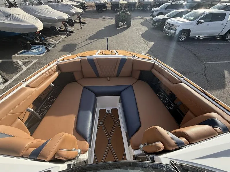 Slide: The Image of Malibu M242 2026 - 20