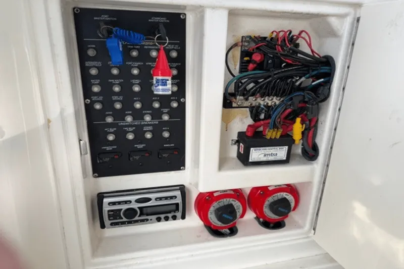 Slide: The Image of Boston Whaler 320 OUTRAGE CUDDY 2008 - 16