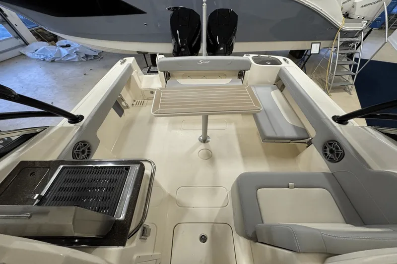 Slide: The Image of Scout 255 Dorado 2025 - 10