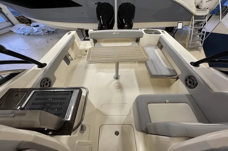 Slide: The Image of Scout 255 Dorado 2025 - 11