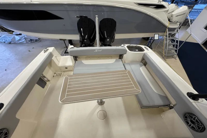 Slide: The Image of Scout 255 Dorado 2025 - 14