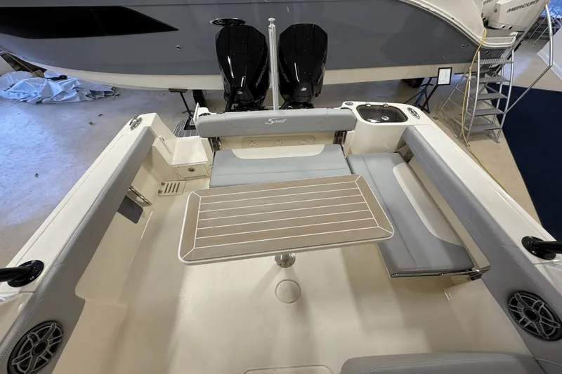 Slide: The Image of Scout 255 Dorado 2025 - 16