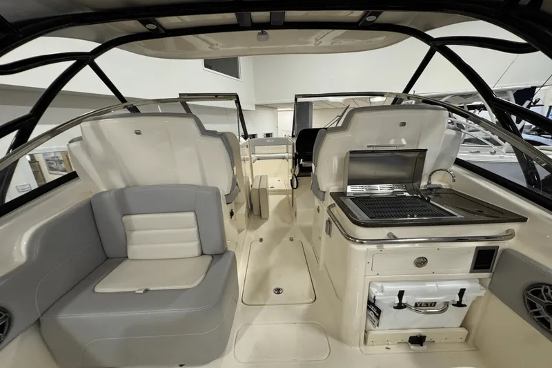 Slide: The Image of Scout 255 Dorado 2025 - 17