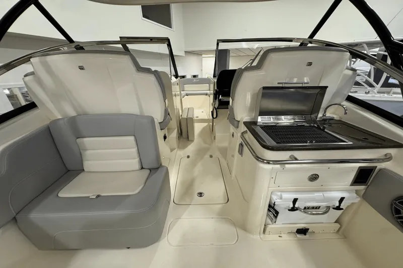 Slide: The Image of Scout 255 Dorado 2025 - 18