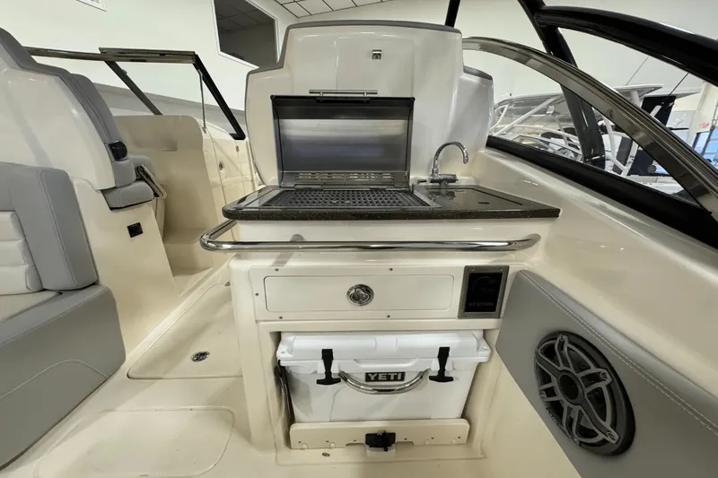 Slide: The Image of Scout 255 Dorado 2025 - 24