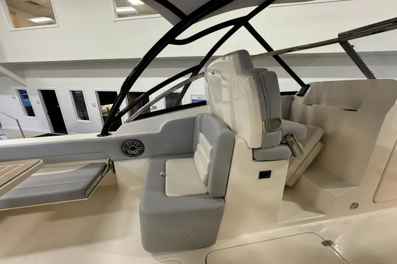 Slide: The Image of Scout 255 Dorado 2025 - 25