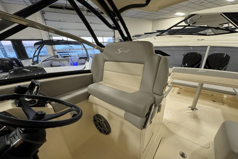 Slide: The Image of Scout 255 Dorado 2025 - 32