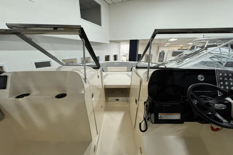 Slide: The Image of Scout 255 Dorado 2025 - 37