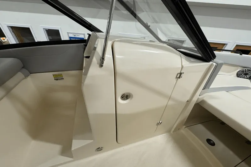 Slide: The Image of Scout 255 Dorado 2025 - 38